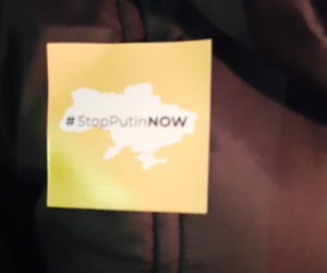 Olsztyn. Demonstracja przeciwko wojnie na Ukrainie. Ludzie nieśli znicze i flagi [ZDJĘCIA]