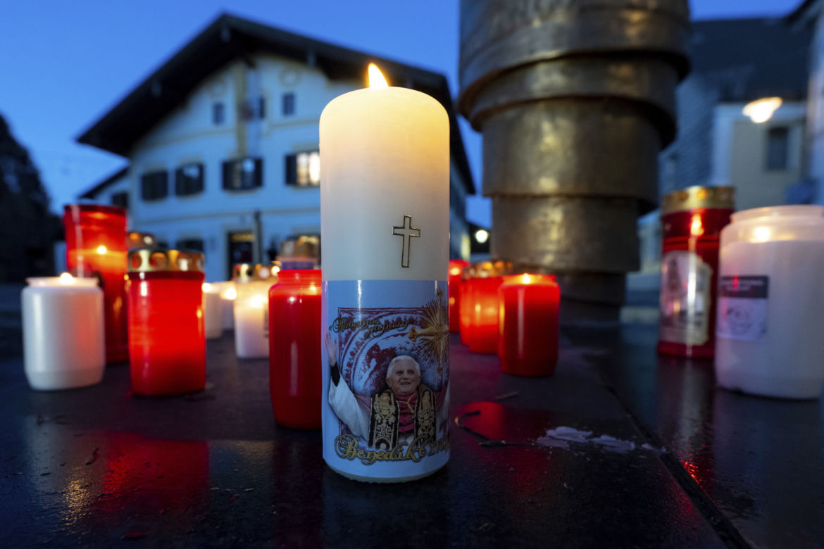 Ciało Benedykta XVI wystawione na widok publiczny! Oto zdjęcia z bazyliki