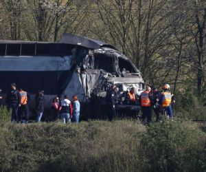 Pociąg TGV zderzył się z ciężarówką. Jedna osoba zginęła, a 27 zostało rannych [ZDJĘCIA]