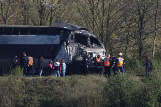 Pociąg TGV zderzył się z ciężarówką, kierował Polak! Jedna osoba zginęła, 15 zostało rannych [ZDJĘCIA]