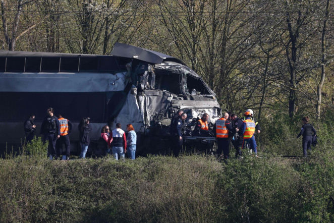 Pociąg TGV zderzył się z ciężarówką, kierował Polak! Jedna osoba zginęła, 15 zostało rannych [ZDJĘCIA]