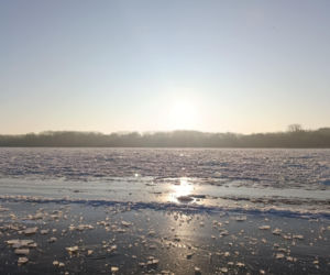Wisła i Brda skute lodem! Zimowe piękno kusi, ale jest wyjątkowo niebezpieczne
