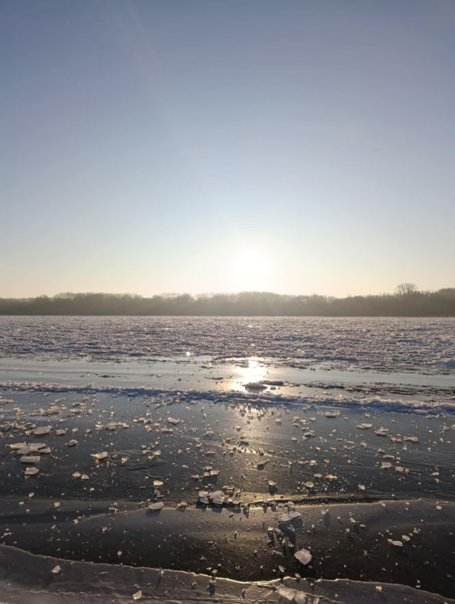 Wisła i Brda skute lodem! Zimowe piękno kusi, ale jest wyjątkowo niebezpieczne
