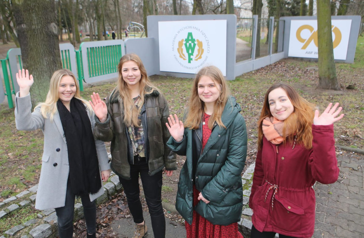 Studentki proszą o pomoc w pomaganiu