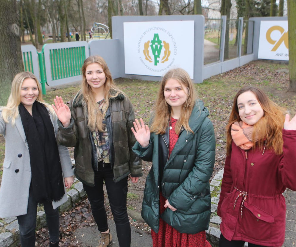 Studentki proszą o pomoc w pomaganiu