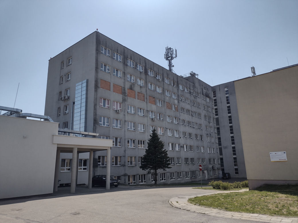 Ciechanów. Dramatyczna akcja ratunkowa w szpitalu. Nie żyje 36-latek, który spadł z wysokości