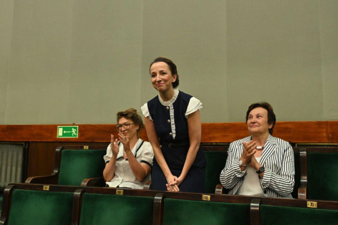 Sylwia Gregorczyk-Abram w Sejmie odbiera gratulacje. O nowej Rzecznik Praw Obywatelskich przeczytasz na SE Polityka.