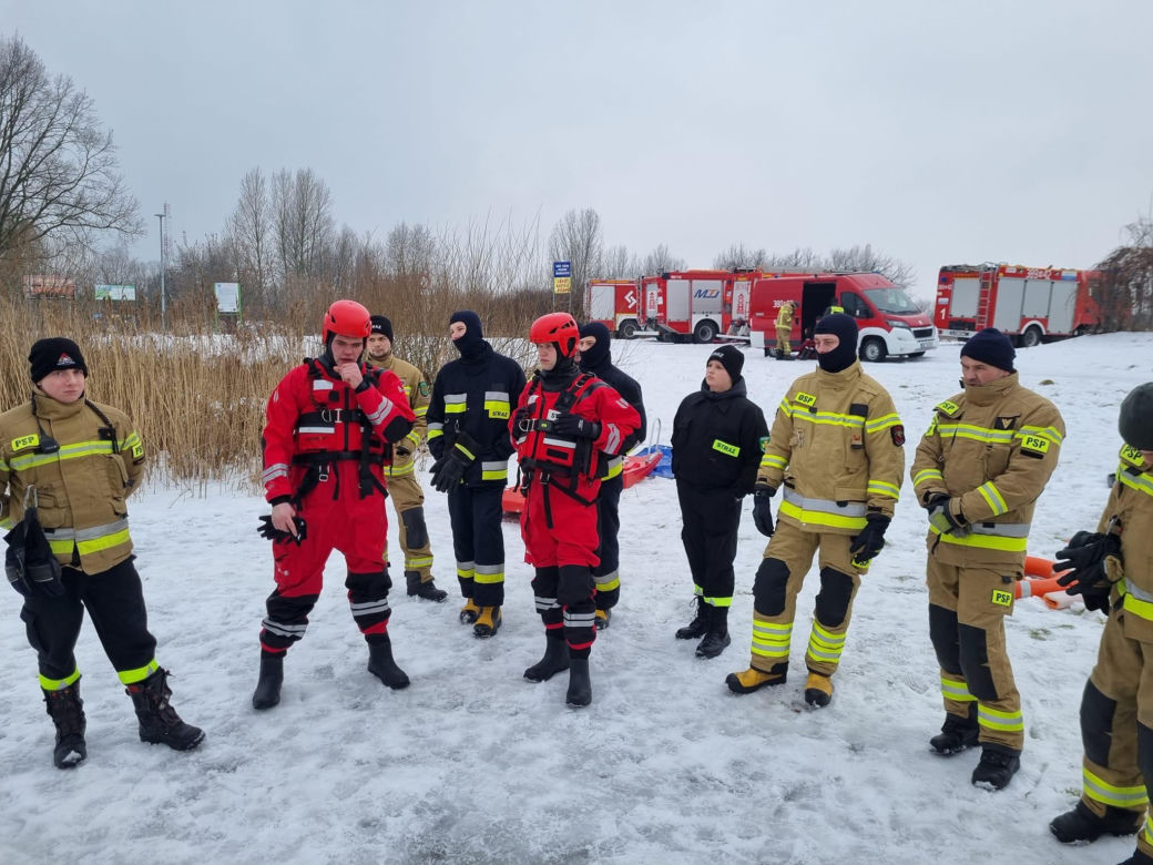 Ćwiczenia strażaków odbyły się tradycyjnie nad zalewem nad Muchawką w Siedlcach