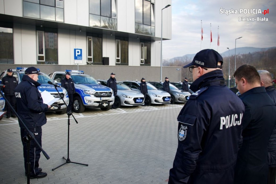7 nieoznakowanych aut i 3 oznakowane pick-upy. Bielska policja ma 10 nowych radiowozów