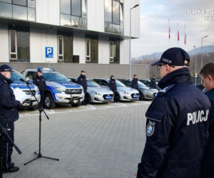 7 nieoznakowanych aut i 3 oznakowane pick-upy. Bielska policja ma 10 nowych radiowozów