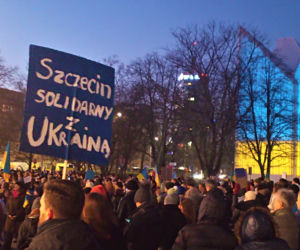 Szczecin solidarny z Ukrainą. Manifestacja na placu Solidarności