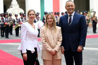Marta Nawrocka zadała szyku w fikuśnej marynarce! Tak się wystroiła na wizytę we Włoszech