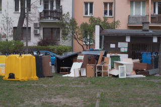 „Cały Grochów w szczurach!”. Mieszkańcy prawobrzeżnej Warszawy ponownie toną we własnych śmieciach