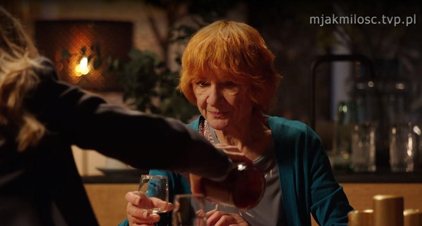 M jak miłość. Sylwia (Hanna Turnau), gosposia Ola (Ewa Kolasińska)	