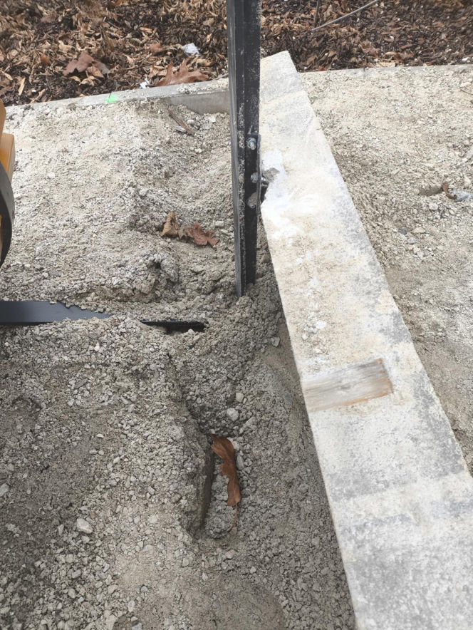 Nowy park w Warszawie już zniszczony. "Przykro się na to patrzy"