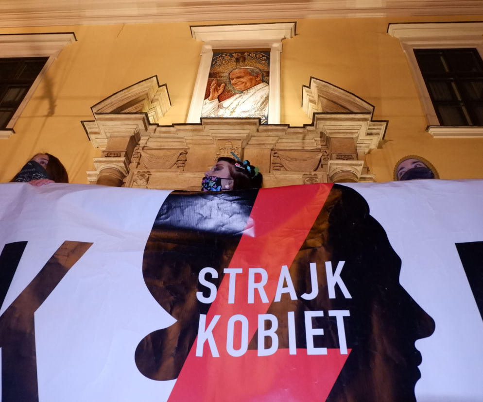 Tysiące osób protestowało w Krakowie po publikacji uzasadnienia wyroku w sprawie aborcji
