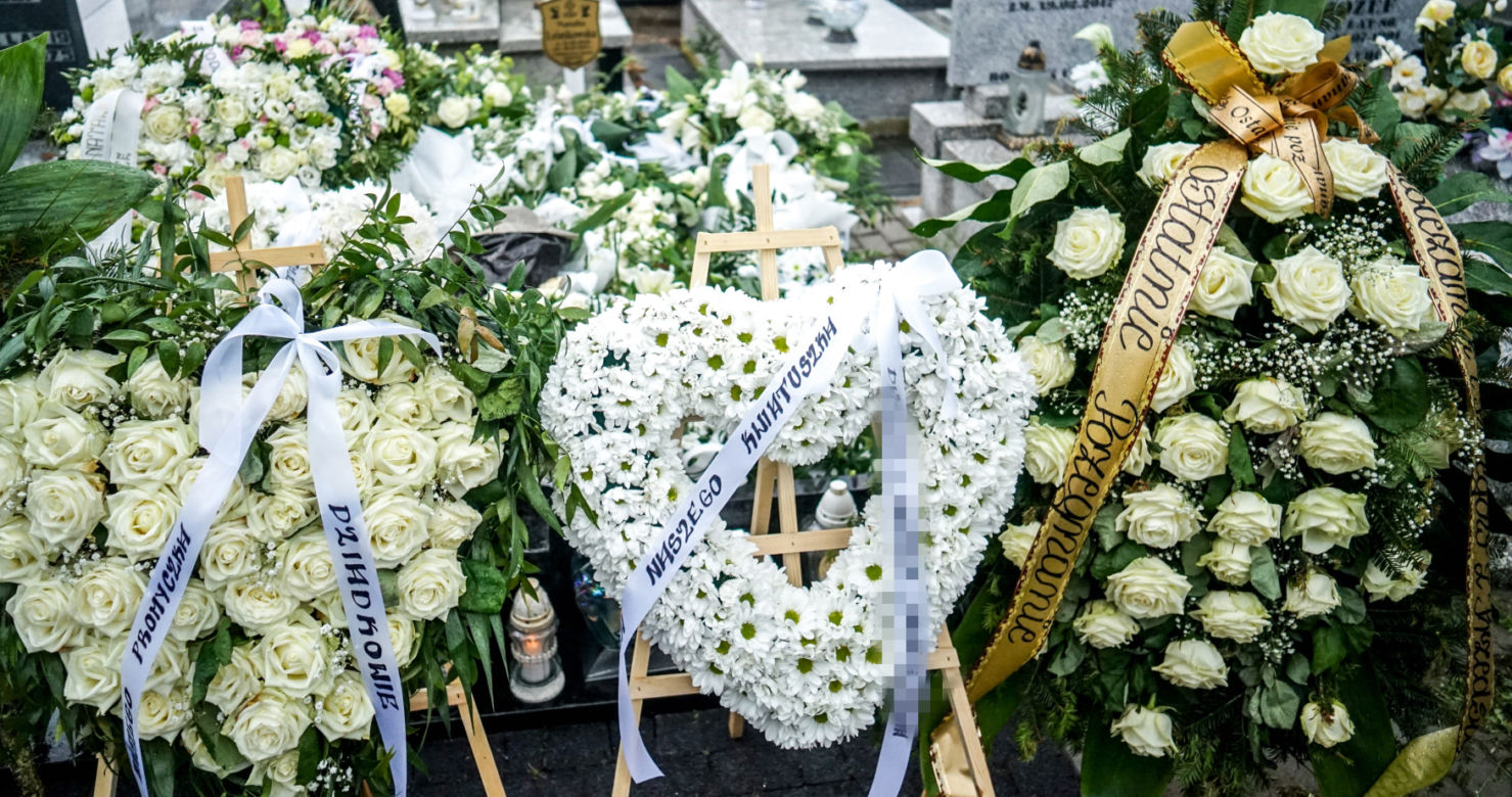 2-letnia Natalka zginęła na oczach taty. Aniołek jest już w niebie. Trumienka utonęła w białych kwiatach