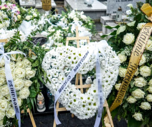 2-letnia Natalka zginęła na oczach taty. Aniołek jest już w niebie. Trumienka utonęła w białych kwiatach