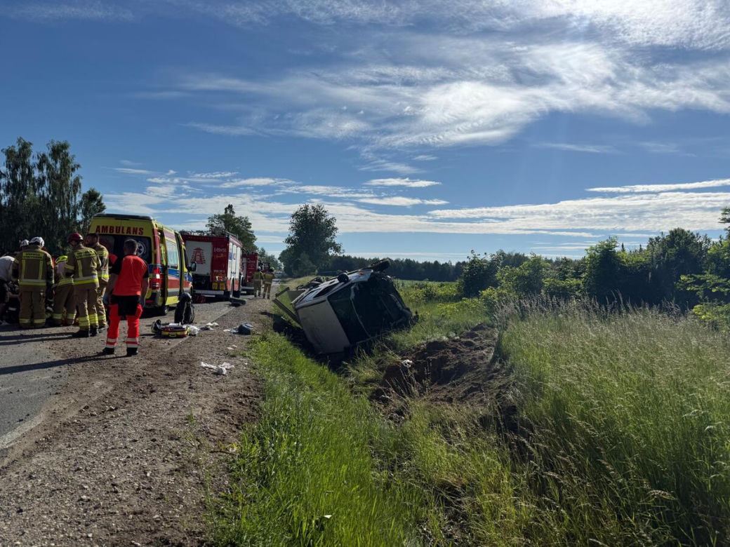 Auto dostawcze wypadło z drogi na DK 62 w powiecie sokołowskim