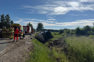 Powiat sokołowski: Auto dostawcze wypadło z drogi na DK 62 w gminie Repki