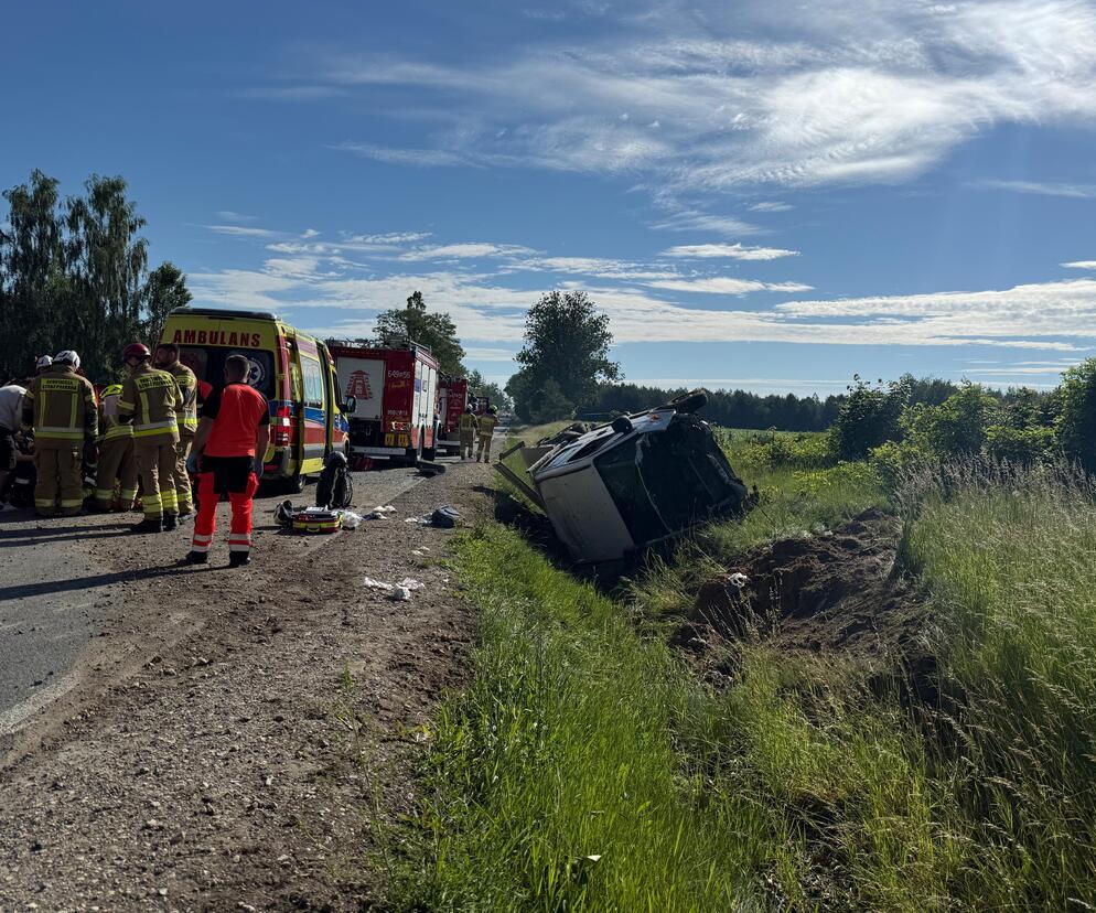 Auto dostawcze wypadło z drogi na DK 62 w powiecie sokołowskim