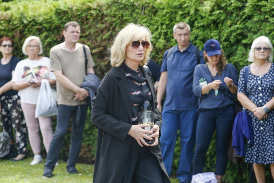 Fani i artyści żegnają Joannę Kołaczkowską. Pogrzeb artystki na Powązkach [ZDJĘCIA]