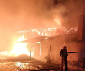 Pożar w Kościerzynie. Policjanci wynieśli z płonącego domu 94-latkę