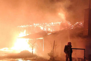 Pożar w Kościerzynie. Policjanci wynieśli z płonącego domu 94-latkę