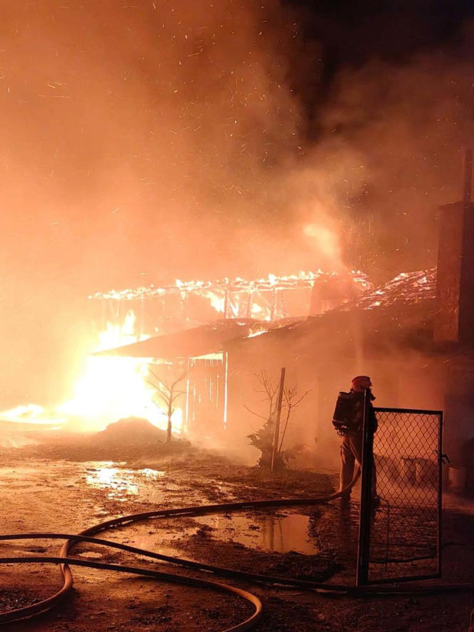 Pożar w Kościerzynie. Policjanci wynieśli z płonącego domu 94-latkę