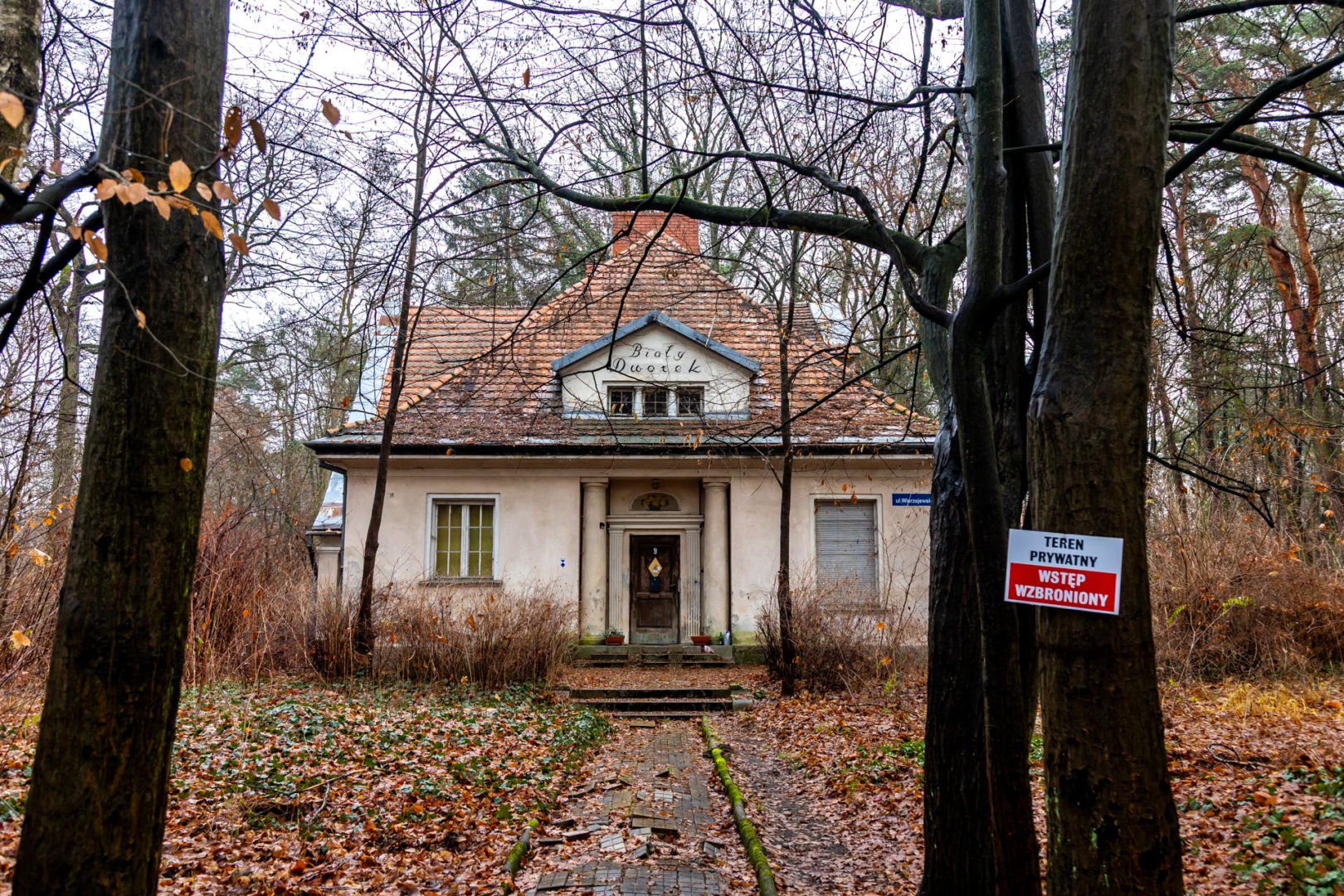 Opuszczona willa w Konstancinie