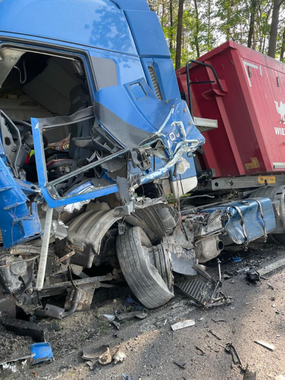 Makabryczny wypadek pod Żarami. Kilka osób ucierpiało w zderzeniu forda, audi i tira [ZDJĘCIA]