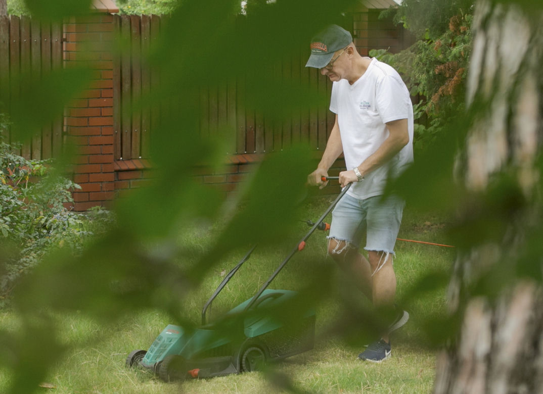 Michał Kamiński walczył z kosiarkami i trawą