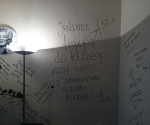 Takie wyznania zostawiają na ścianach klientki salonu!