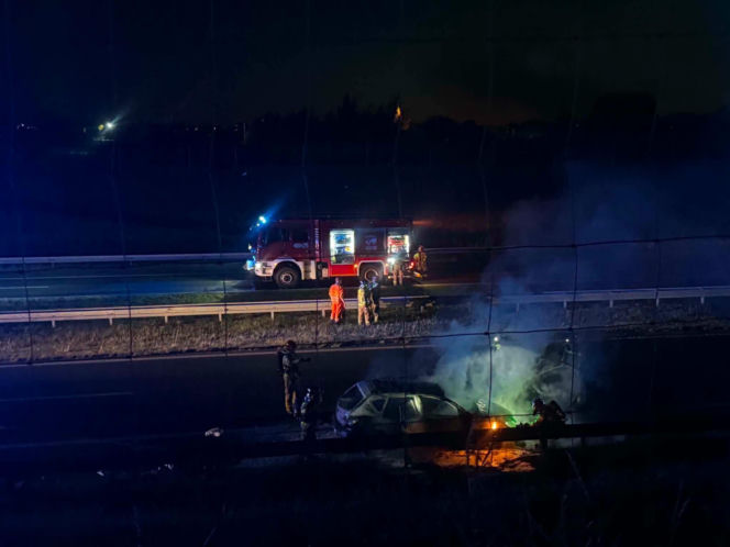 Niewiele z niej zostało. Na S5 koło Nietążkowa spłonęła osobówka