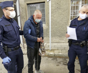 Chciał zabić rodaka: dźgał nożem i dusił