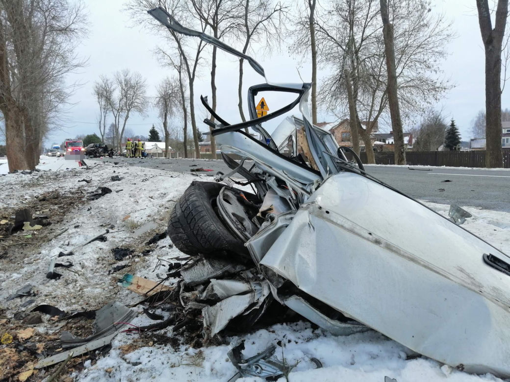 Makabryczny wypadek. Opel zmasakrowany. Zginął młody kierowca [ZDJĘCIA]