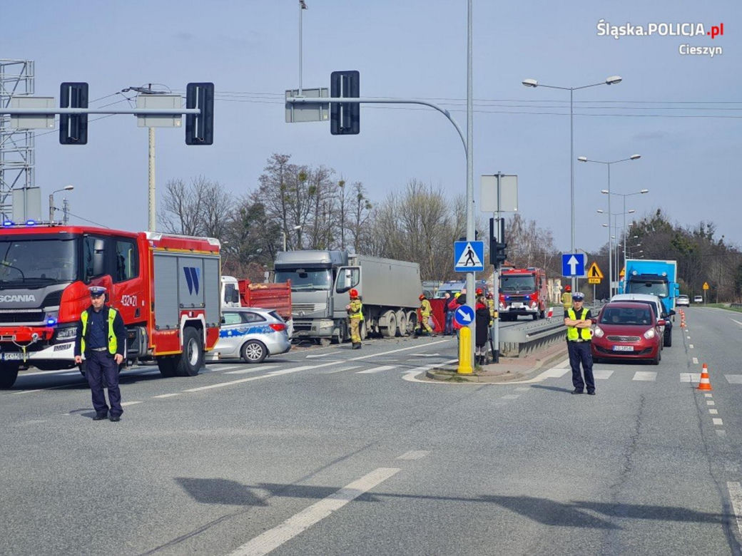 Ustroń. Znany biznesmen zginął w wypadku. Jego mercedes huknął w tira i wyleciał w powietrze. Wśród poszkodowanych kobieta w ciąży [ZDJĘCIA]