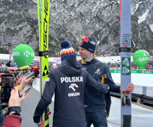 Niemieccy skoczkowie weszli w kadr podczas wywiadu Kamila Stocha. Niezwykłe sceny pod skocznią