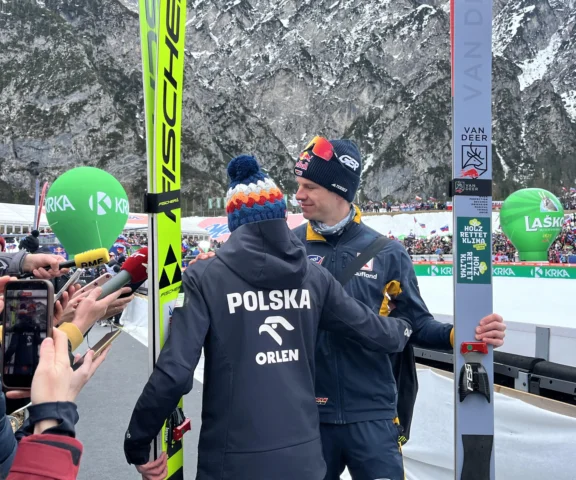 Niemieccy skoczkowie weszli w kadr podczas wywiadu Kamila Stocha. Niezwykłe sceny pod skocznią