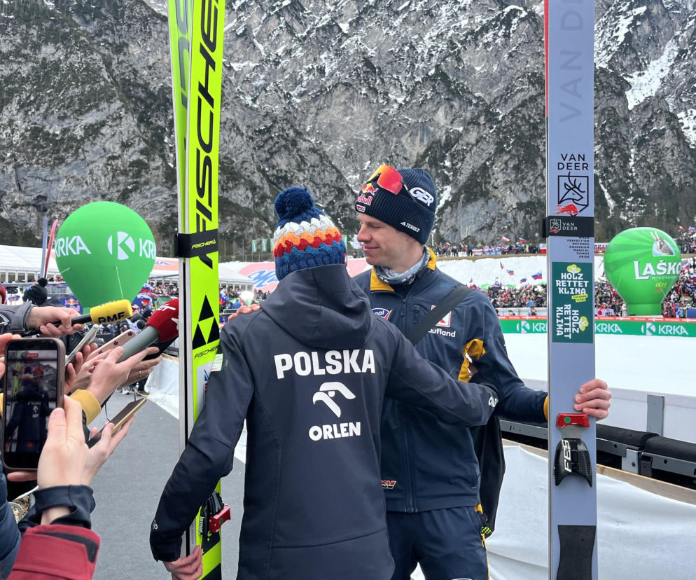 Niemieccy skoczkowie weszli w kadr podczas wywiadu Kamila Stocha. Niezwykłe sceny pod skocznią
