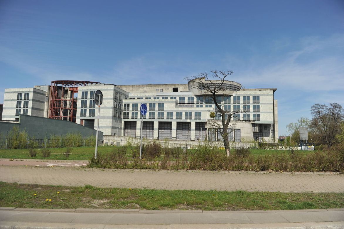 Zaczęli burzyć szkieletor. Mieszkańcy są wściekli, że ciężarówki rozjeżdżają im ulicę 