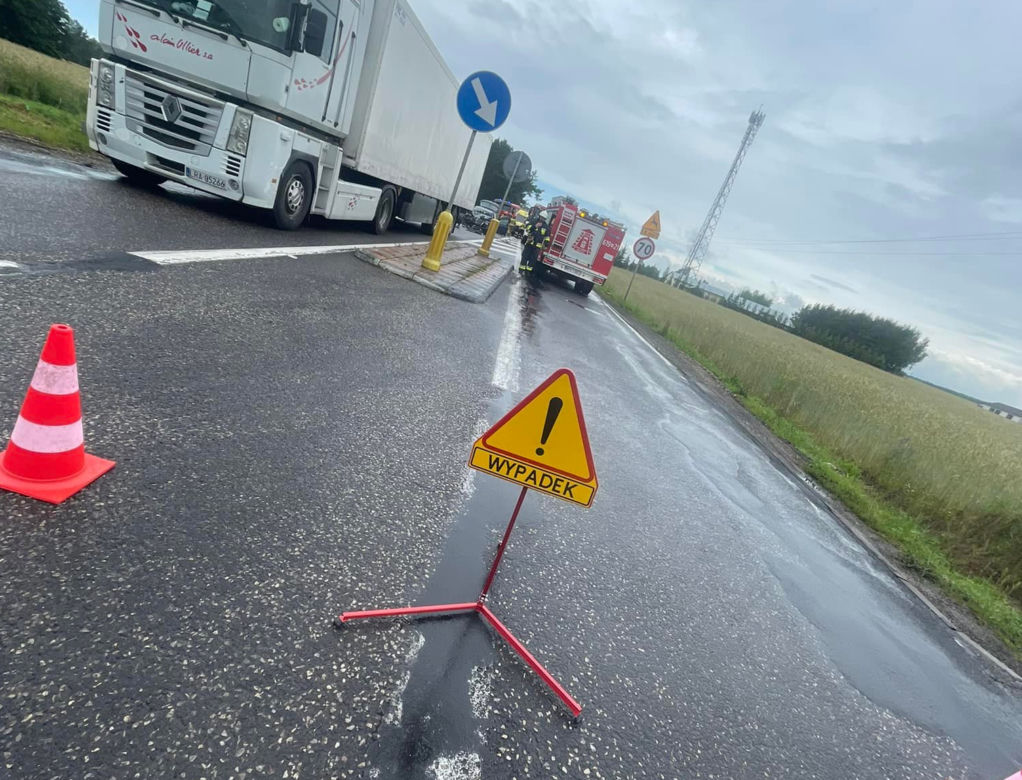 Koszmarny wypadek pod Pułtuskiem. 25-latkę zabrał śmigłowiec. jej peugeot huknął w tira [ZDJĘCIA]