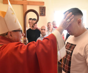 Wołów: osiemnastu więźniów przyjęło sakrament bierzmowania