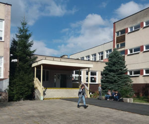 Nastolatka cięła koleżanki w szkole