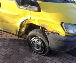 Policjanci dachowali nieznakowanym BMW! Dwóch funkcjonariuszy w szpitalu