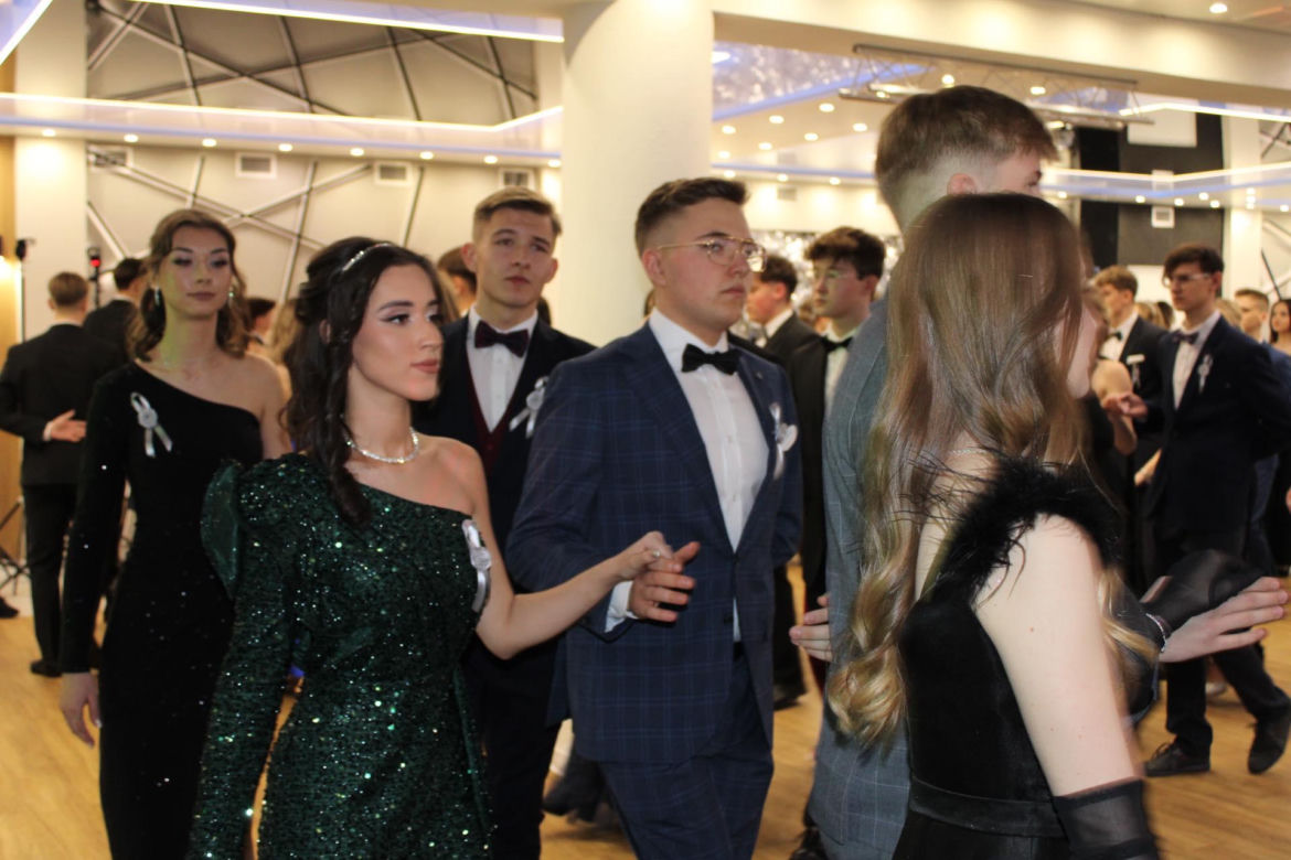 Bal studniówkowy 2024 II Liceum Ogólnokształcącego w Starachowicach