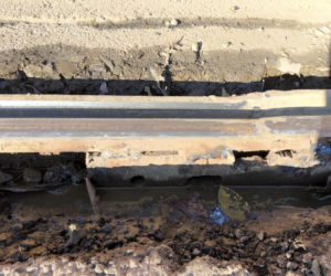 Wielka dziura w torach w centrum Warszawy. Sypią się na naszych oczach!