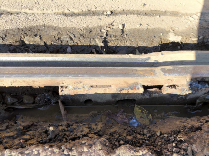 Wielka dziura w torach w centrum Warszawy. Sypią się na naszych oczach!