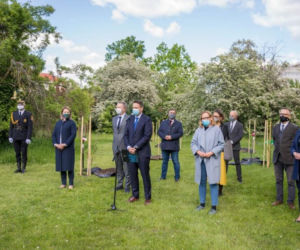  Rafał Trzaskowski posadził jabłonie na Polach Mokotowskich