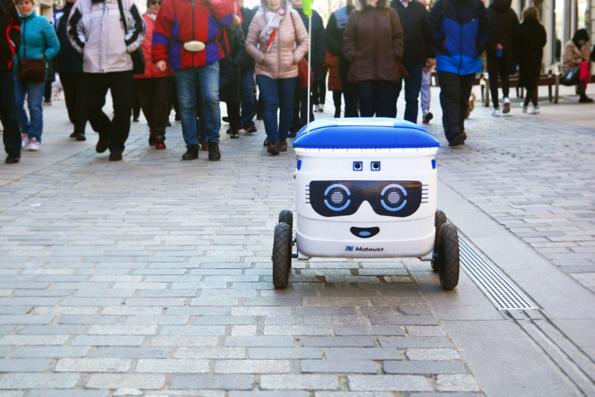  Warszawa miastem robotów. Parzą kawę, przynoszą paczki, dostarczają pizzę i śpiewają Sto lat